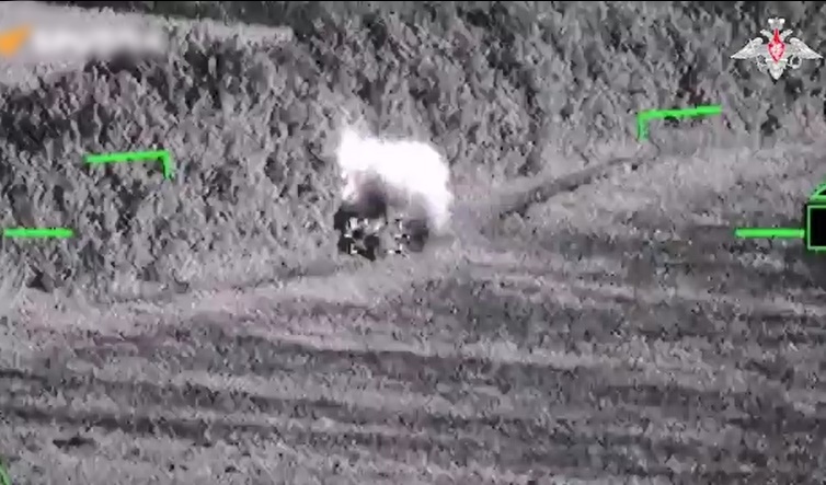 Trực thăng sát thủ Nga tấn công xe chở quân Ukraine bằng tên lửa dẫn đường